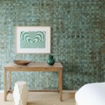 Sfeervolle interieursetting met Arte Melaky Alba 40704 wandbekleding, een houten tafel en groene decoratieve elementen.