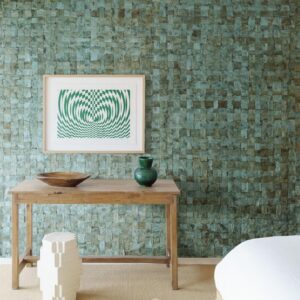 Sfeervolle interieursetting met Arte Melaky Alba 40704 wandbekleding, een houten tafel en groene decoratieve elementen.