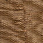 Detail van het Arte Melaky Farini 40726 behang met een grove, geweven textuur in natuurlijke bruintinten.