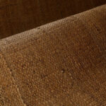Detailopname van het Arte Melaky Farini 40726 behang met een natuurlijke geweven textuur in warme bruintinten.