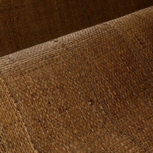 Detailopname van het Arte Melaky Farini 40726 behang met een natuurlijke geweven textuur in warme bruintinten.