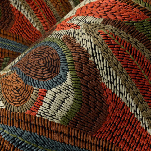Detail van het Arte Melaky Mandrava 40760 behang met een kleurrijk, geweven patroon in aardetinten.
