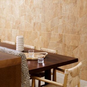 Moderne eethoek met houten tafel, rotan stoelen en Arte Melaky Rubra behang met een warm, geometrisch patroon op de muur.