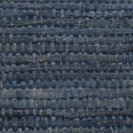 Donkerblauw geweven behang met een grove, textiele structuur uit de Arte Melaky Tana collectie.