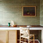 Sfeervol interieur met Arte Melaky Tana behang, een houten bureaustoel en kunstwerk met citrusvruchten aan de muur.
