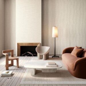 Stijlvol ingerichte woonkamer met Arte Merino Lana 63502 behang, moderne meubels en een minimalistische open haard.