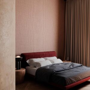Sfeervol ingerichte slaapkamer met een rode Arte Merino Lana 63510 wandbekleding achter een modern bed.