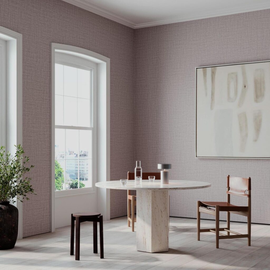Moderne eetkamer met Arte Merino Lana 63512 wandbekleding, een ronde tafel van natuursteen en minimalistisch designmeubilair.