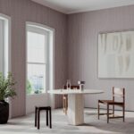 Moderne eetkamer met Arte Merino Lana 63512 wandbekleding, een ronde tafel van natuursteen en minimalistisch designmeubilair.
