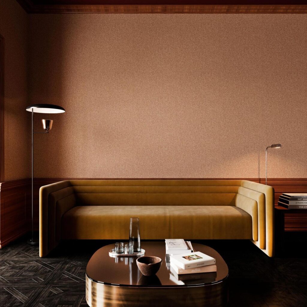 Modern interieur met een okergele bank, Arte Merino Montagna wandbekleding en stijlvolle houten accenten.