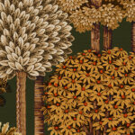 Decoratief behang uit de Arte Mont Royal-collectie met gestileerde bomen en bloemen in warme aardetinten op een donkergroene achtergrond.