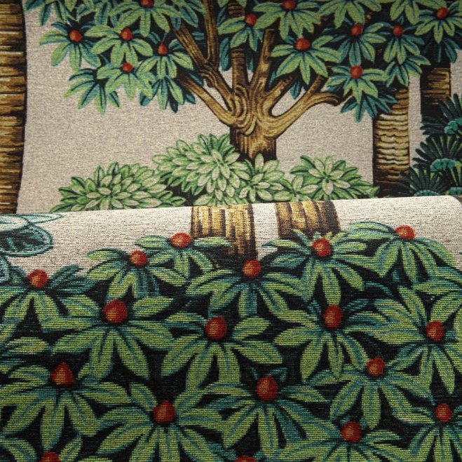 Detail van het Arte Mont Royal behang met een weelderig bosmotief van bomen en struiken met rode vruchten.
