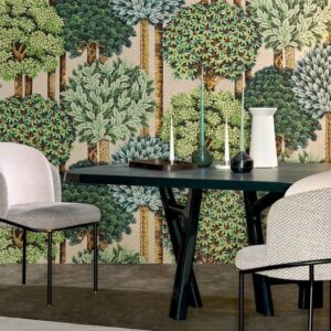 Sfeervolle eetkamer met Arte Mont Royal behang uit de Evergreen-collectie met kleurrijke, decoratieve bomen.
