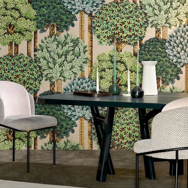 Sfeervolle eetkamer met Arte Mont Royal behang uit de Evergreen-collectie met kleurrijke, decoratieve bomen.