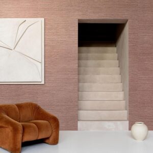 Interieur met Arte Pampas Sombra 73547 behang, een beige trap, een roestbruine designstoel, witte vaas en abstract kunstwerk aan de muur.