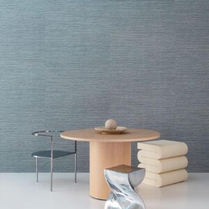 Moderne interieursetting met Arte Pampas Sombra 73550 behang, een ronde houten tafel, designstoelen en minimalistische decoratie.