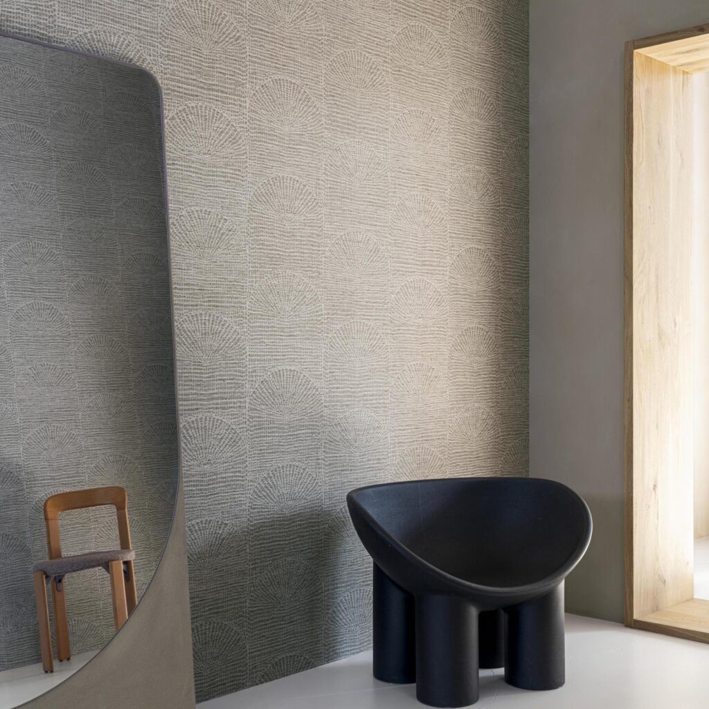 Moderne woonkamer met Arte Pampas Cupula behang, een zwarte designstoel en een grote spiegel.