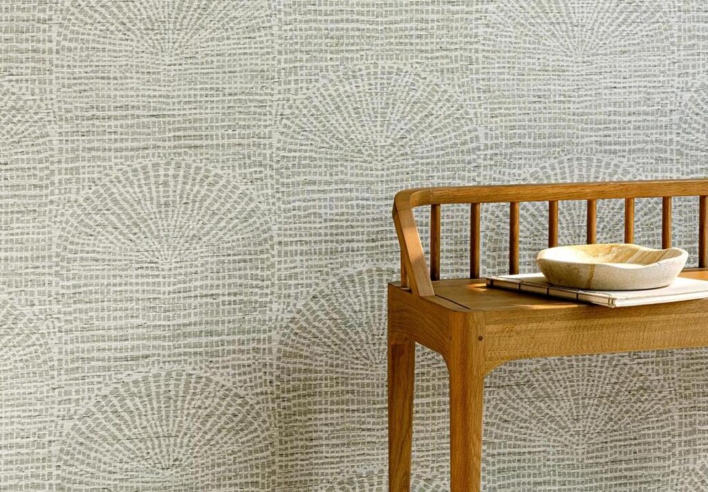 Houten tafel met keramische schaal tegen een wand met Arte Pampas Cupula behang met lichtgrijs patroon.