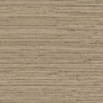 Behang met een horizontaal gestreept patroon in natuurlijke bruine tinten uit de Arte Pampas Matiz 73523 collectie.