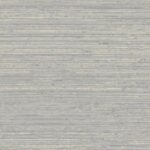Grijsbeige behang met een fijn, horizontaal gestreept textuurpatroon uit de Arte Pampas Matiz collectie.