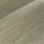 Detail van het Arte Pampas Matiz 73532 behang met een fijn horizontaal lijnpatroon in natuurlijke tinten.