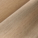 Detail van het Arte Pampas Motas 73503 behang met een natuurlijke textielstructuur in beige en bruine tinten.