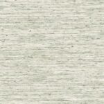 Lichtgrijs behang met een subtiele, horizontale geweven textuur uit de Arte Pampas Motas 73508 collectie.