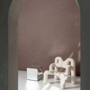 Moderne woonkamer met Arte Pampas Motas 73512 behang, een sculpturale witte fauteuil en een spiegelend kubusvormig bijzettafeltje.