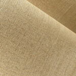 Close-up van de beige structuur van het Arte Pristine 23525 behang met een linnenachtig textielpatroon.
