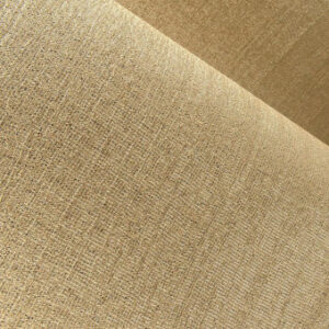 Close-up van de beige structuur van het Arte Pristine 23525 behang met een linnenachtig textielpatroon.
