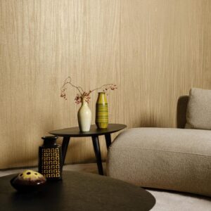 Modern interieur met Arte Pristine 23525A-behang, een beige wandbekleding met subtiele textuur, achter een beige bank en decoratieve vazen op zwarte bijzettafeltjes.