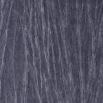 Donkerblauw Arte Pyxis 38010A behang met een subtiel patroon van verticale, marmerachtige lijnen.