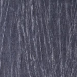 Donkerblauw Arte Pyxis 38010A behang met een subtiel patroon van verticale, marmerachtige lijnen.