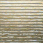 Beige en goudkleurig Arte Raphia behang met een horizontaal geweven patroon.