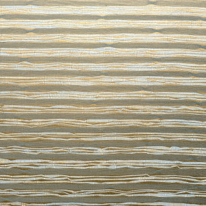Beige en goudkleurig Arte Raphia behang met een horizontaal geweven patroon.