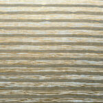Detail van Arte Raphia behang met horizontale, golvende lijnen in goud- en natuurtinten op een gestructureerde achtergrond.