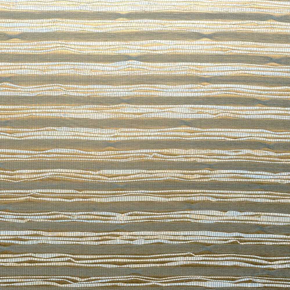 Detail van Arte Raphia behang met horizontale, golvende lijnen in goud- en natuurtinten op een gestructureerde achtergrond.