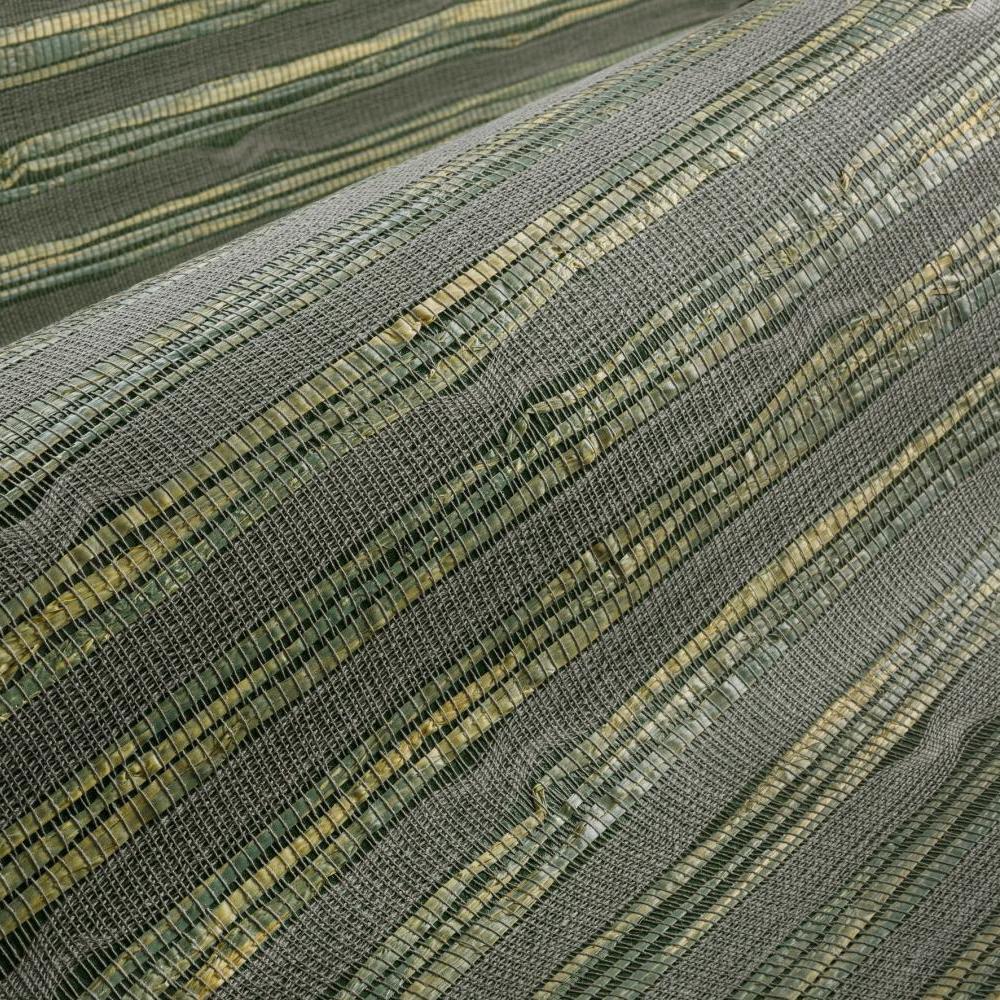 Close-up van het Arte Raphia behang met een geweven structuur in groentinten en natuurlijke vezels.