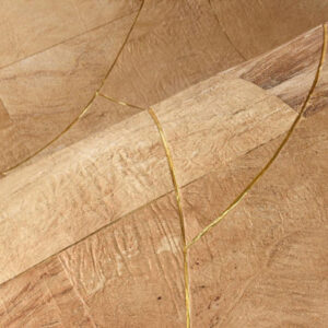 Close-up van Arte Rubra 40711 behang in de kleur Golden Natural met een natuurlijke houtstructuur en elegante gouden lijnen.