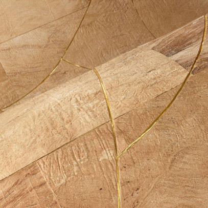 Close-up van Arte Rubra 40711 behang in de kleur Golden Natural met een natuurlijke houtstructuur en elegante gouden lijnen.