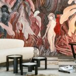 Kunstzinnige woonkamer met panoramisch behang uit de Arte Secret Silhouettes collectie, met abstracte figuren in roodtinten.