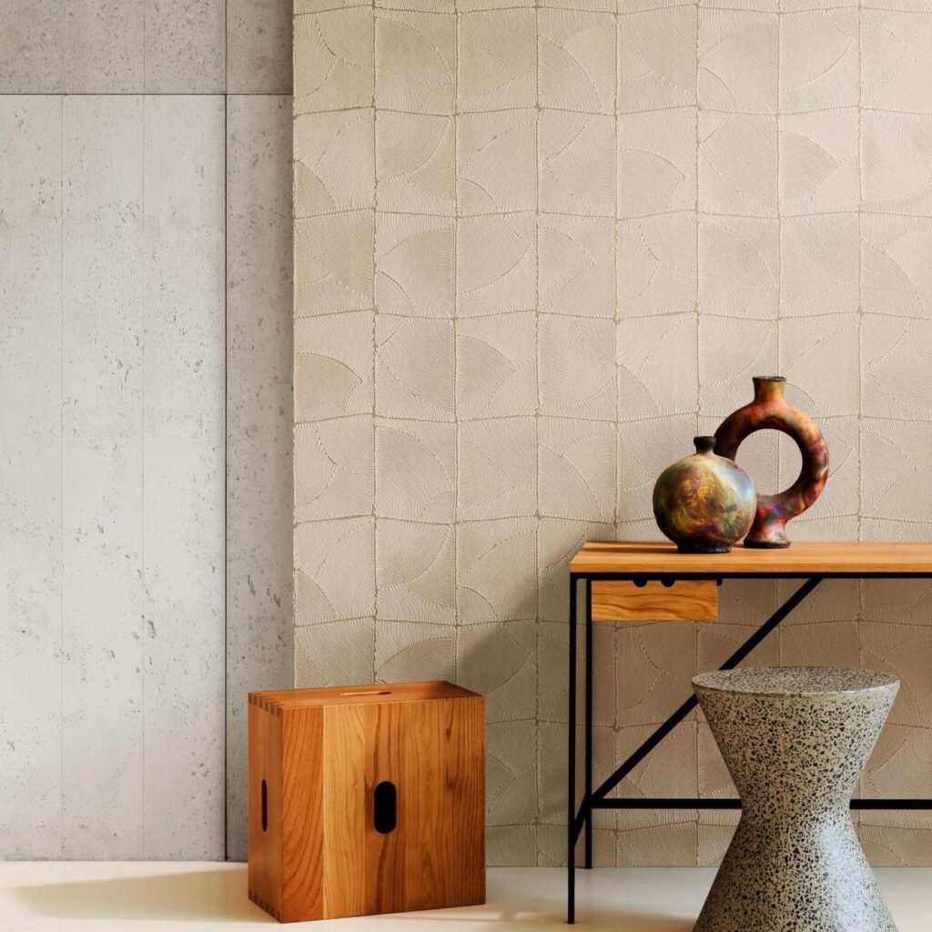 Interieur met Arte Tali Atlas 64534A wandbekleding, houten meubelen en keramische decoratieobjecten.