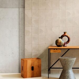 Interieur met Arte Tali Atlas 64534A wandbekleding, houten meubelen en keramische decoratieobjecten.