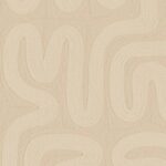 Beige behang met een abstract patroon van golvende, reliëfachtige lijnen uit de Arte Tali Sarana 60700 collectie van Buningh.