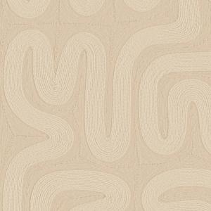 Beige behang met een abstract patroon van golvende, reliëfachtige lijnen uit de Arte Tali Sarana 60700 collectie van Buningh.