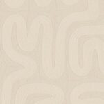 Beige behang met een abstract, golvend reliëfpatroon uit de Arte Tali Sarana 60705 collectie van Buningh.