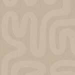 Beige behang met abstract golvend lijnpatroon uit de Arte Tali Sarana 60706 collectie van Buningh.