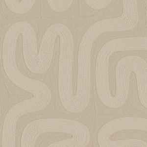 Beige behang met abstract golvend lijnpatroon uit de Arte Tali Sarana 60706 collectie van Buningh.