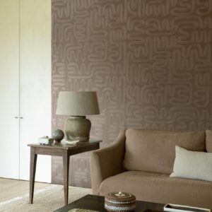 Sfeervolle woonkamer met Arte Tali Sarana 60710 behang in een organisch patroon en natuurlijke tinten.