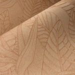 Detail van het Arte-Tali Strelitzia behang met een reliëfpatroon van bladeren en bloemen in ton-sur-ton beige.
